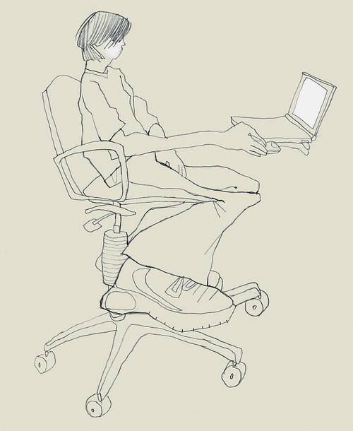 坐在书桌前使用笔记本电脑的小男孩图片下载